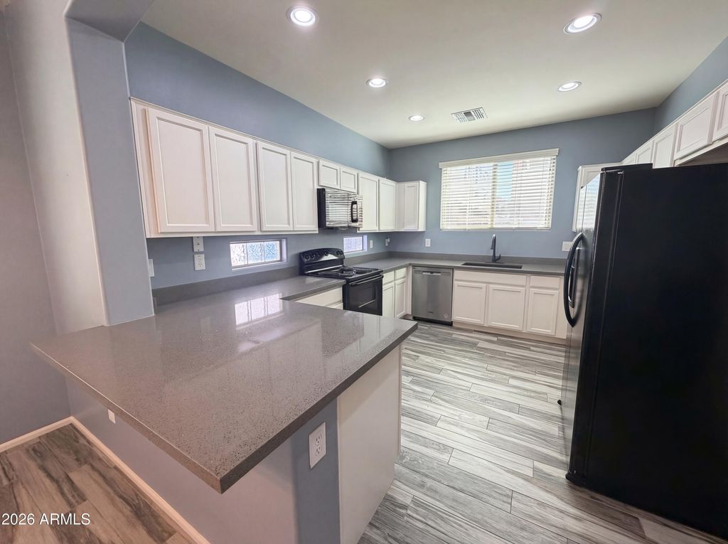 Image 15 of property listing at 7763 W PIPESTONE Place, Phoenix, AZ 85035