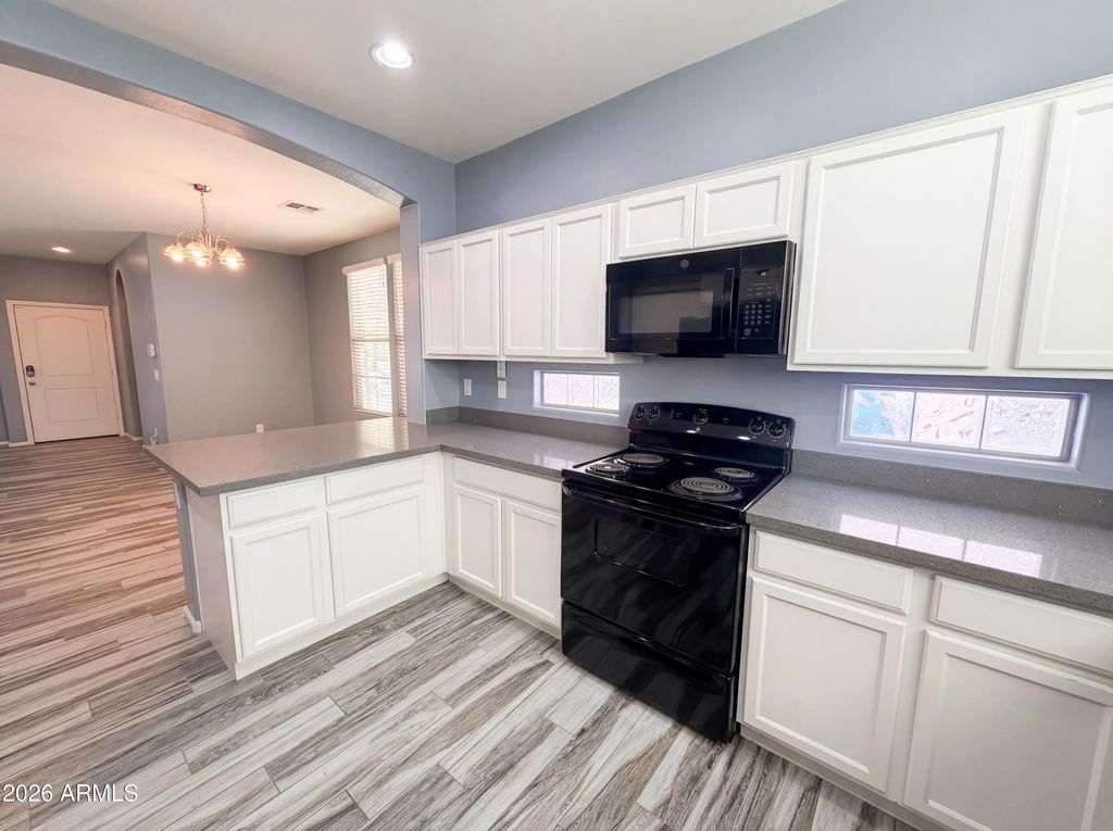 Image 16 of property listing at 7763 W PIPESTONE Place, Phoenix, AZ 85035