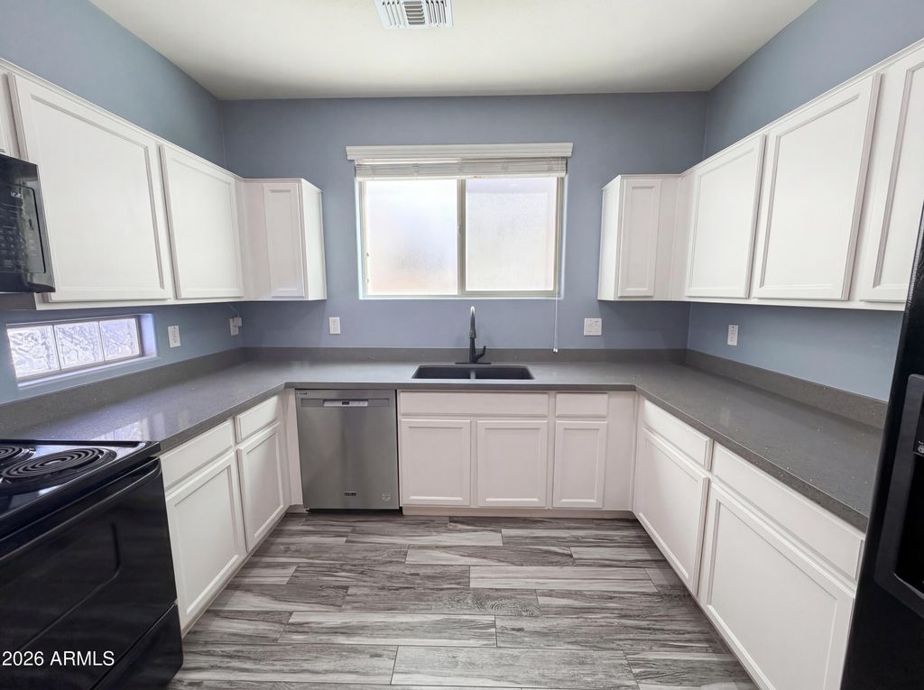 Image 2 of property listing at 7763 W PIPESTONE Place, Phoenix, AZ 85035