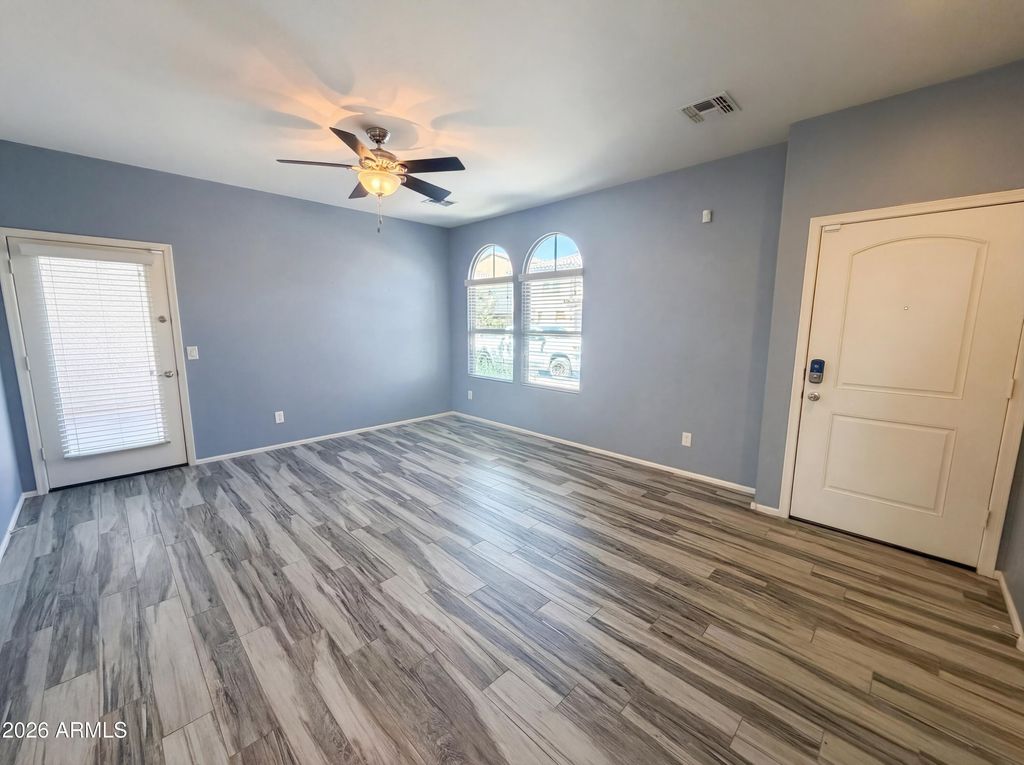 Image 3 of property listing at 7763 W PIPESTONE Place, Phoenix, AZ 85035