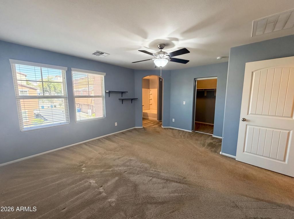 Image 4 of property listing at 7763 W PIPESTONE Place, Phoenix, AZ 85035