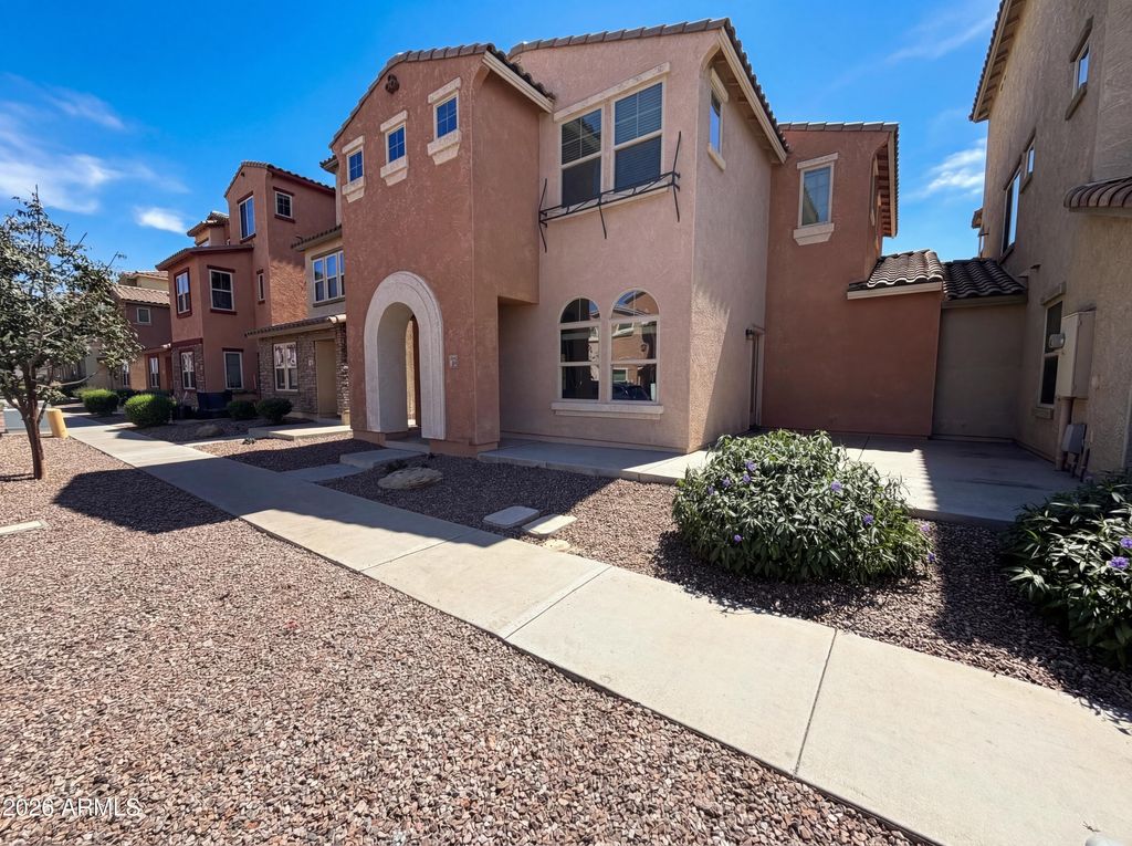 Image 8 of property listing at 7763 W PIPESTONE Place, Phoenix, AZ 85035