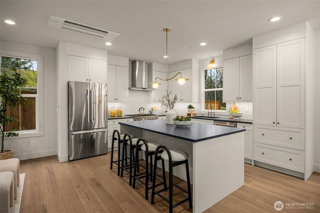 10606 NE 54th Lane, Kirkland, WA 98033