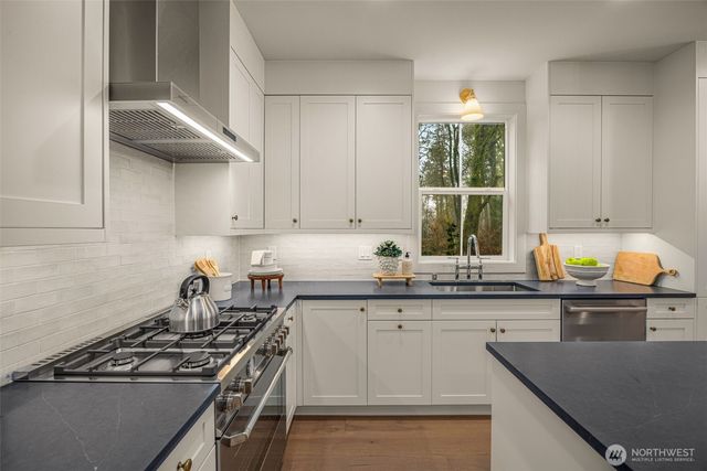 10606 NE 54th Lane, Kirkland, WA 98033