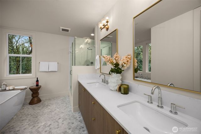 10606 NE 54th Lane, Kirkland, WA 98033