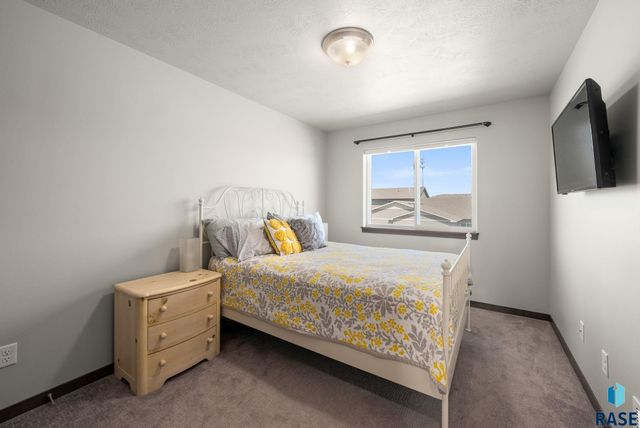 5520 S Seville Pl Place, Sioux Falls, SD 57108