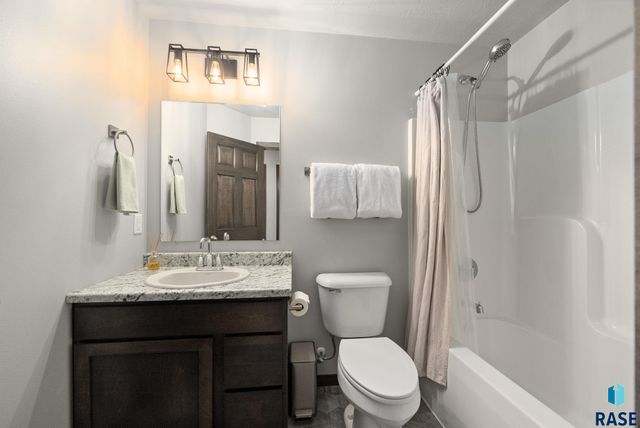 5520 S Seville Pl Place, Sioux Falls, SD 57108