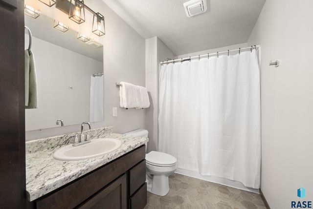 5520 S Seville Pl Place, Sioux Falls, SD 57108