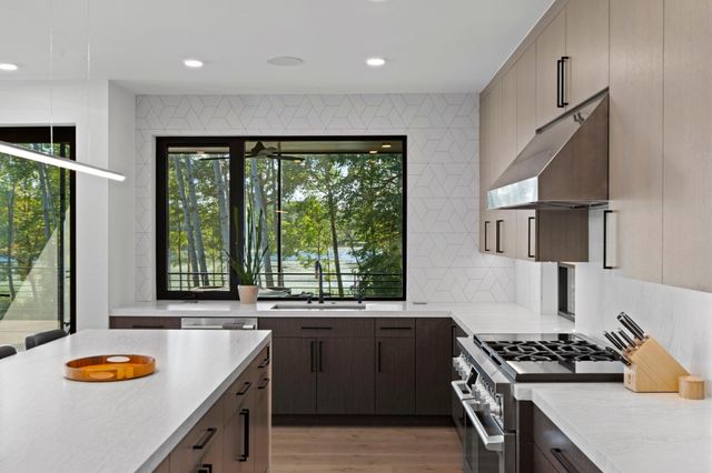 746 Peninsula Point Road, Shakopee, MN 55379