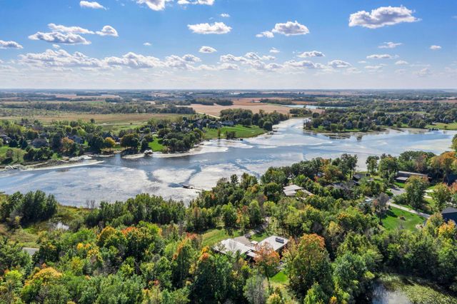 746 Peninsula Point Road, Shakopee, MN 55379