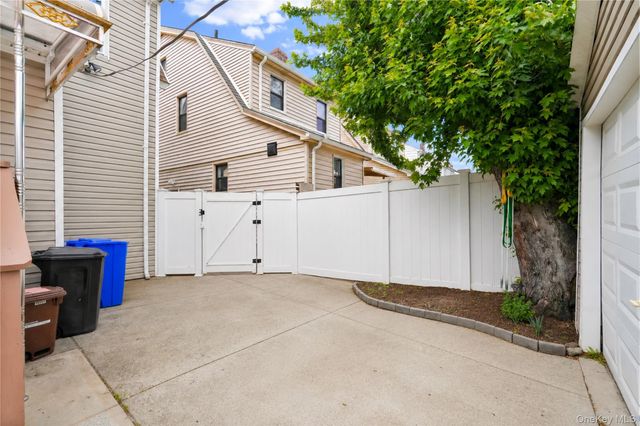 18853 120th Road, Saint Albans, NY 11412