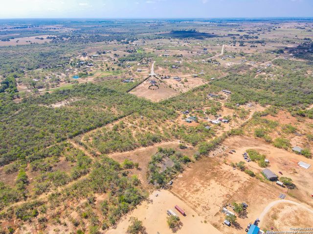 642 Country Breeze, Floresville, TX 78114