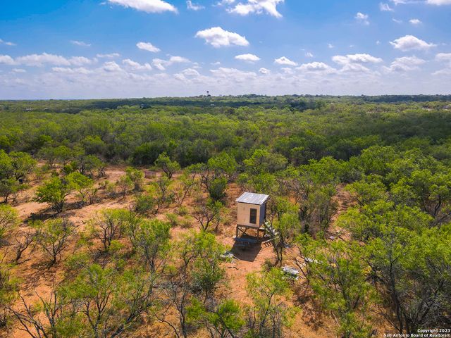 642 Country Breeze, Floresville, TX 78114