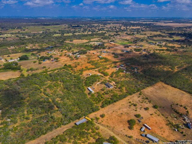 642 Country Breeze, Floresville, TX 78114