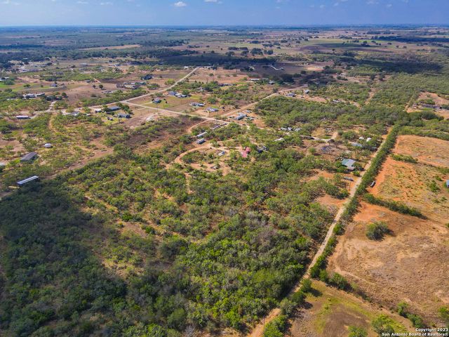 642 Country Breeze, Floresville, TX 78114