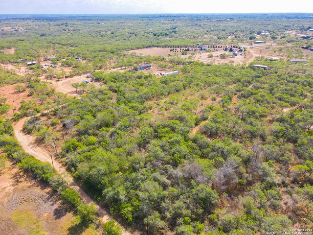 642 Country Breeze, Floresville, TX 78114