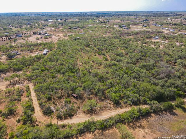 642 Country Breeze, Floresville, TX 78114