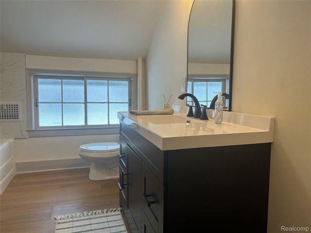 147 N Broadway Street, Lake Orion Village, MI 48362