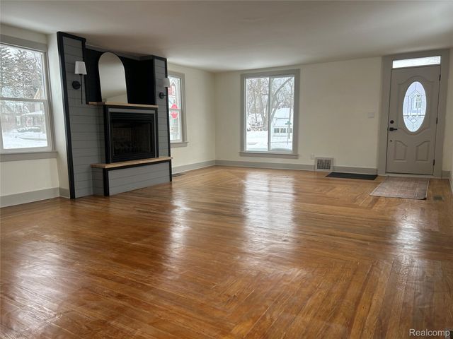 147 N Broadway Street, Lake Orion Village, MI 48362