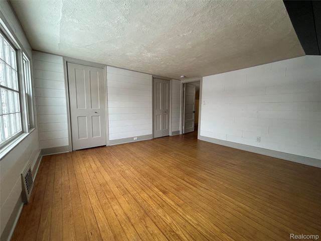 147 N Broadway Street, Lake Orion Village, MI 48362