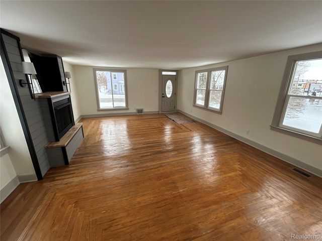 147 N Broadway Street, Lake Orion Village, MI 48362