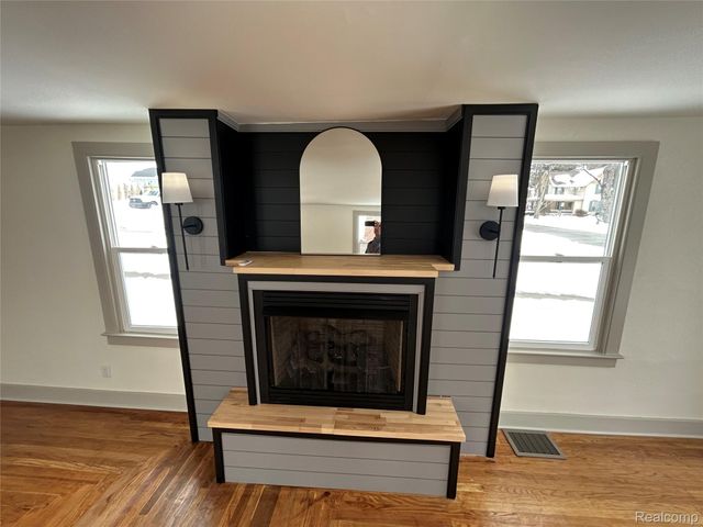 147 N Broadway Street, Lake Orion Village, MI 48362