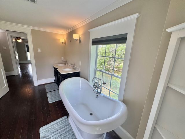 27 Cotton Bayou Circle, Cove, TX 77523