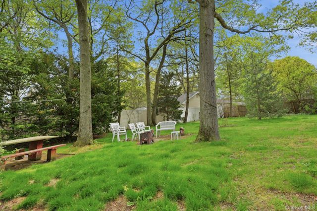 100 Avenue B, Holbrook, NY 11741