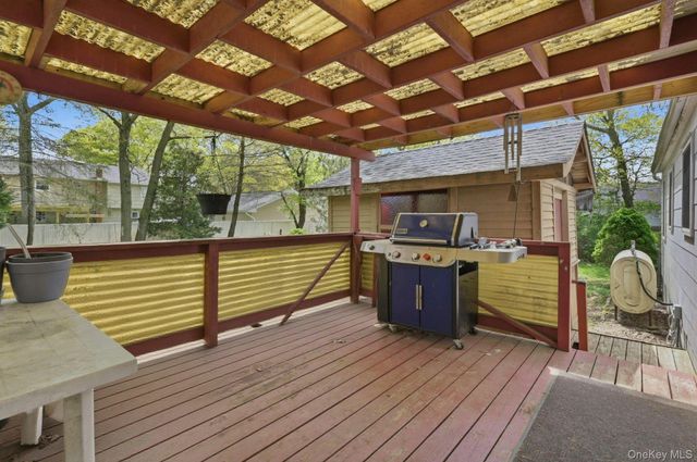 100 Avenue B, Holbrook, NY 11741