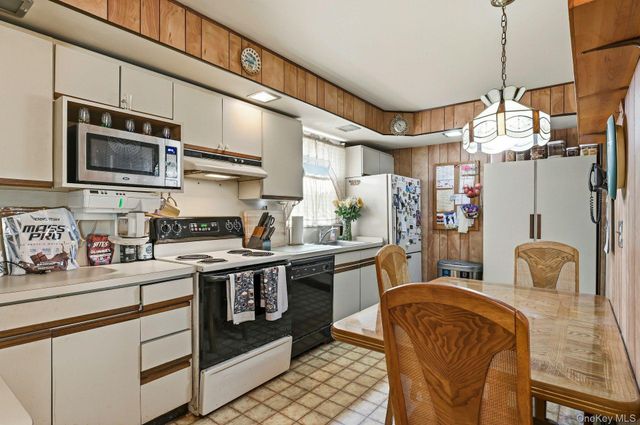 100 Avenue B, Holbrook, NY 11741