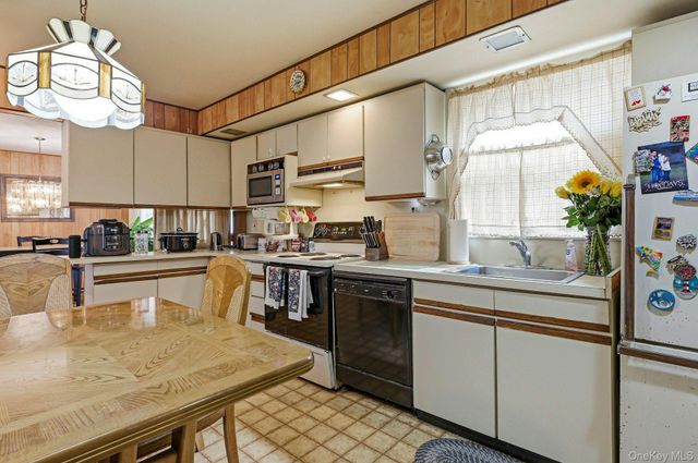 100 Avenue B, Holbrook, NY 11741
