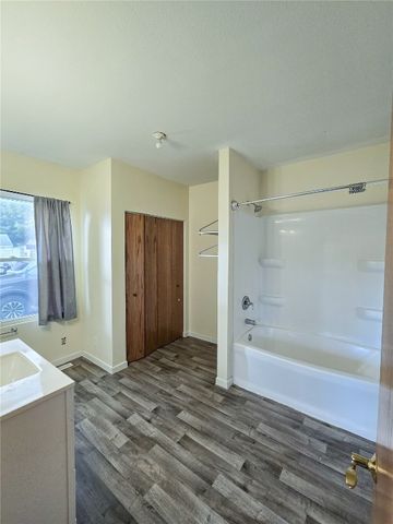 503 3rd St W, Vinton, IA 52349