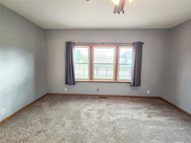 503 3rd St W, Vinton, IA 52349