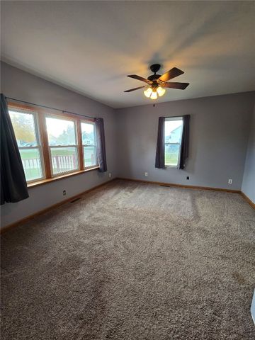 503 3rd St W, Vinton, IA 52349