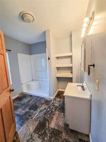 503 3rd St W, Vinton, IA 52349