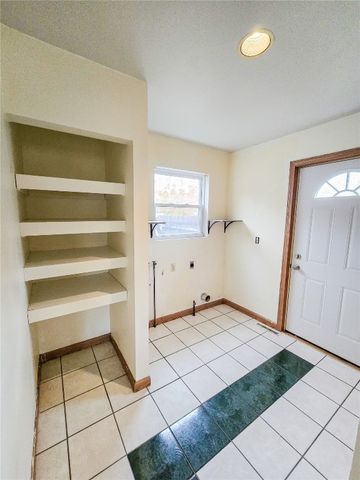 503 3rd St W, Vinton, IA 52349