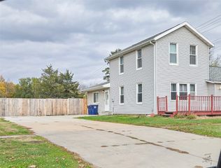 503 3rd St W, Vinton, IA 52349