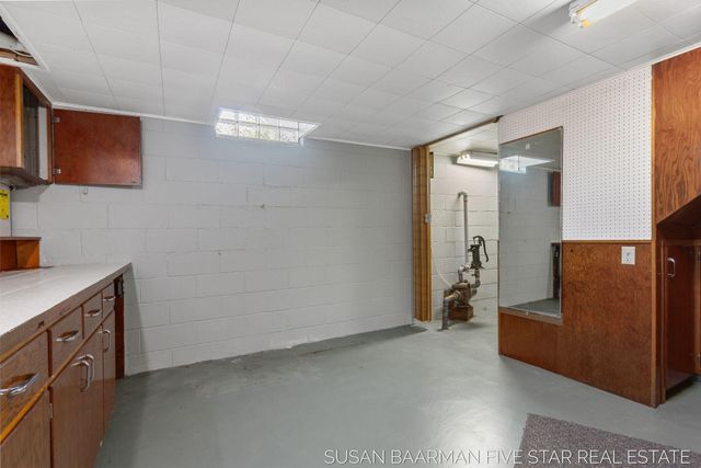 300 W 27th Street, Holland City, MI 49423