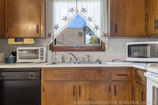 300 W 27th Street, Holland City, MI 49423