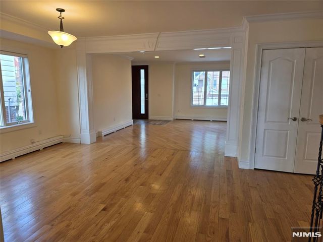 527 Roff Avenue B, Palisades Park, NJ 07650