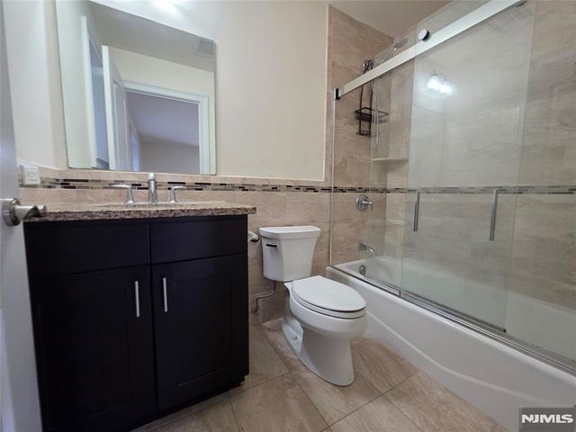527 Roff Avenue B, Palisades Park, NJ 07650