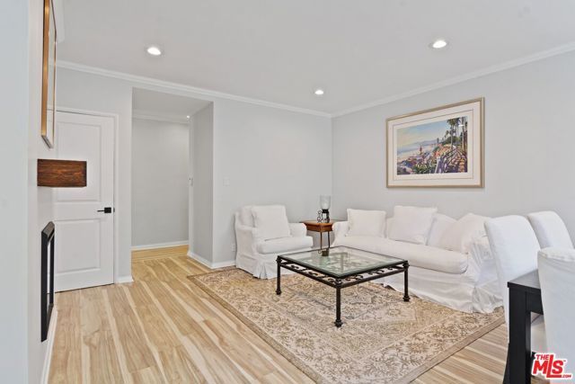 117 N Kings Road, Los Angeles, CA 90048