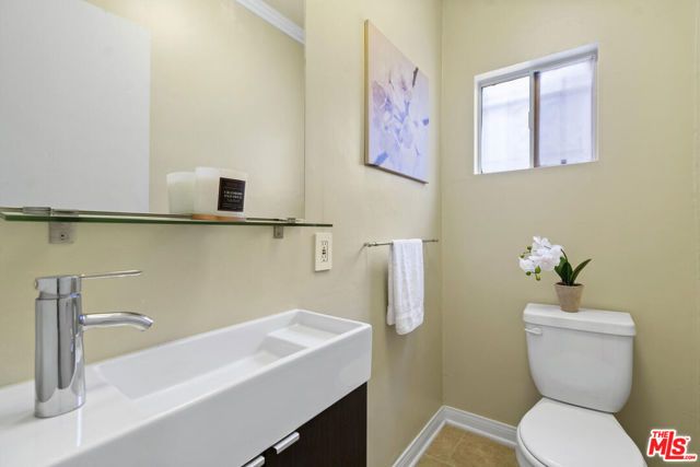 117 N Kings Road, Los Angeles, CA 90048