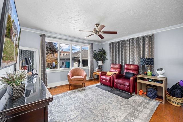 22915 E 13 MILE Road, St Clair Shores, MI 48082