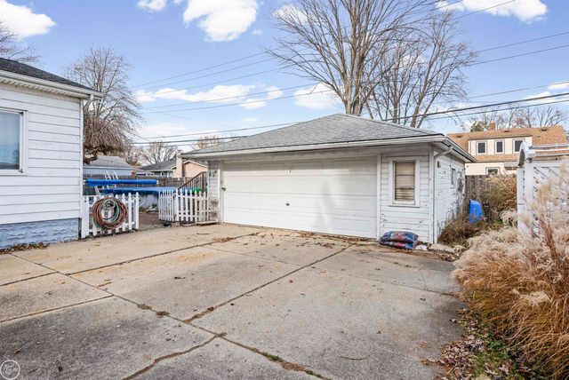 22915 E 13 MILE Road, St Clair Shores, MI 48082