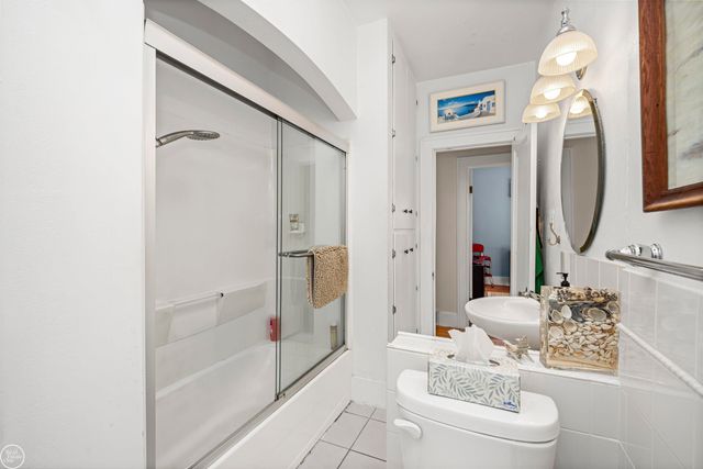 22915 E 13 MILE Road, St Clair Shores, MI 48082