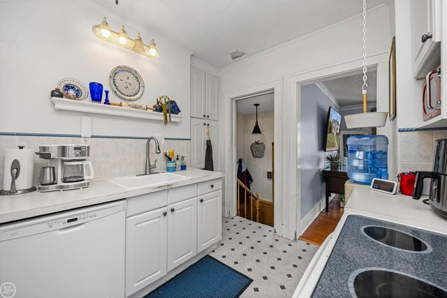 22915 E 13 MILE Road, St Clair Shores, MI 48082