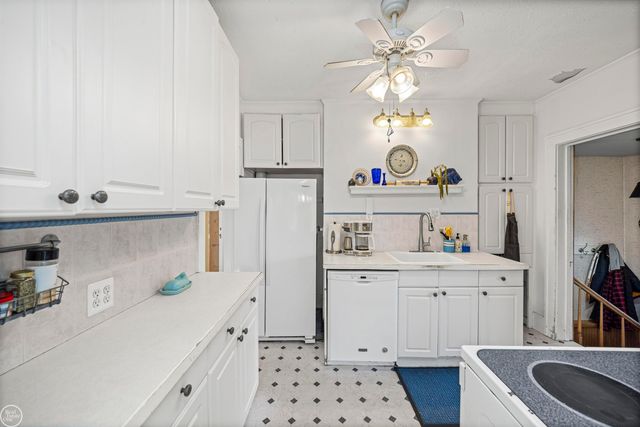 22915 E 13 MILE Road, St Clair Shores, MI 48082