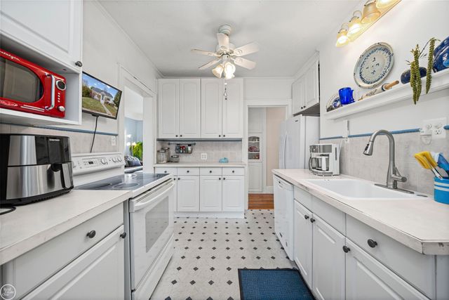 22915 E 13 MILE Road, St Clair Shores, MI 48082