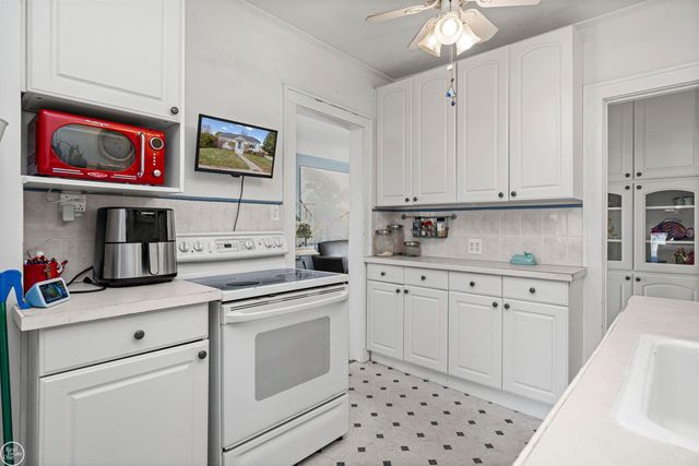 22915 E 13 MILE Road, St Clair Shores, MI 48082